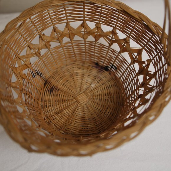 Wicker Basket w/ Handle - Picture 5 of 5